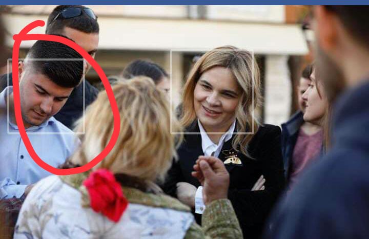 FOTOT/ Kryetari i LRI-së Lezhë udhëheq protestën e studentëve në Tiranë duke u kamufluar si student “i varfër” FOTOT/ Kryetari i LRI-së Lezhë udhëheq protestën e studentëve në Tiranë duke u kamufluar si student “i varfër”