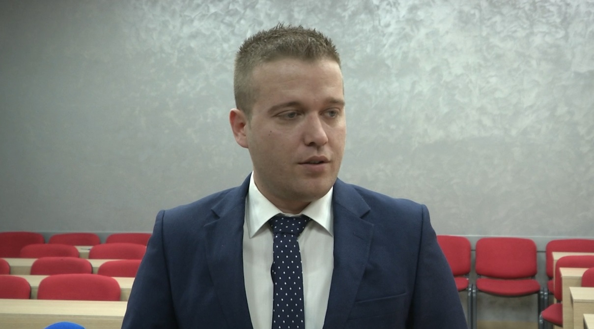 Pedagogu: Problem serioz janë klika universitare, e cila shkatërron sistemin çdo ditë dhe nuk preket Pedagogu: Problem serioz janë klika universitare, e cila shkatërron sistemin çdo ditë dhe nuk preket