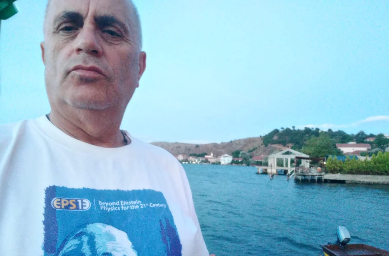 Artan Fuga: Idiota, horra, të paaftë, leshko, që bërtasin deklarata idiote për të marrë vota politike Artan Fuga: Idiota, horra, të paaftë, leshko, që bërtasin deklarata idiote për të marrë vota politike