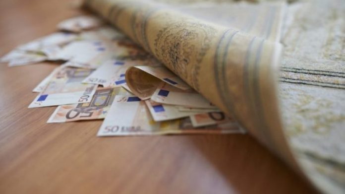 6 “magjitë” që duhen bërë për Vit të Ri: Nga veshja me të bardha tek paratë poshtë tapetit! 6 “magjitë” që duhen bërë për Vit të Ri: Nga veshja me të bardha tek paratë poshtë tapetit!