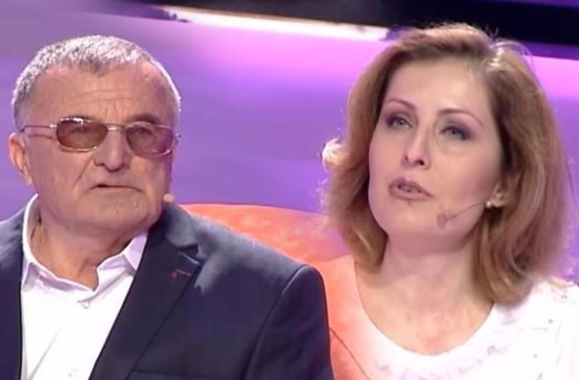 Histori e dhimbshme/ Pasi humbi gruan i ndryshoi jeta, vajza i përlot të gjithë me lutjen që ka për babain Histori e dhimbshme/ Pasi humbi gruan i ndryshoi jeta, vajza i përlot të gjithë me lutjen që ka për babain