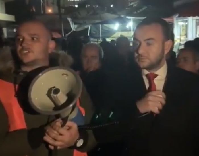 VIDEO/ Çuni i Fahriut: “Të dashur heronj, të dashur banorë”, qytetari i “Astirit”: “Po ik o se na cave tra*in” VIDEO/ Çuni i Fahriut: “Të dashur heronj, të dashur banorë”, qytetari i “Astirit”: “Po ik o se na cave tra*in”