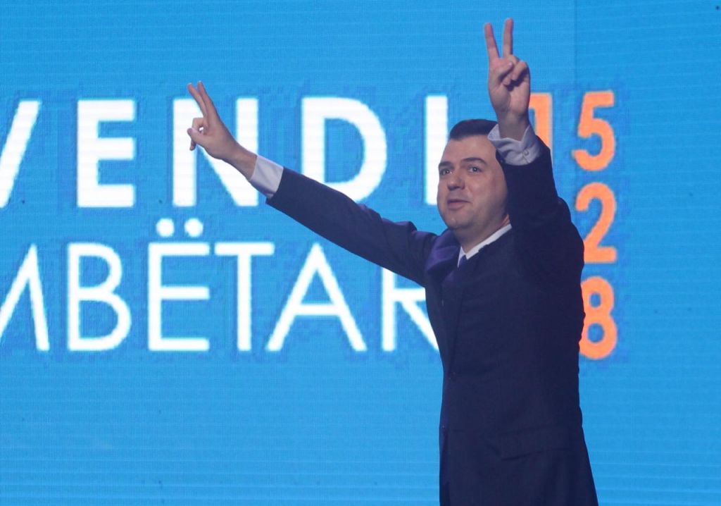 Basha u përgjërohet shqiptarëve të largojnë Ramën e të qeveris ai me LSI: “Hajde ta largojmë bandën hajdute nga qeveria” Basha u përgjërohet shqiptarëve të largojnë Ramën e të qeveris ai me LSI: “Hajde ta largojmë bandën hajdute nga qeveria”