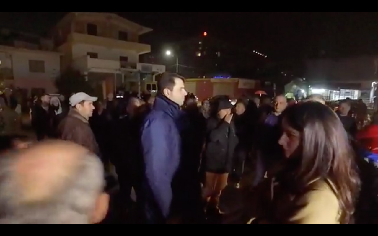 FOTO/ Basha braktiset nga banorët e Unazës, në protestë 30 shoqërues të PD FOTO/ Basha braktiset nga banorët e Unazës, në protestë 30 shoqërues të PD