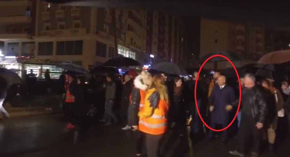 Xhelal Mziu sjell protestues nga Kamza dhe Paskuqani, kundër projektit të Unazës së Madhe Xhelal Mziu sjell protestues nga Kamza dhe Paskuqani, kundër projektit të Unazës së Madhe