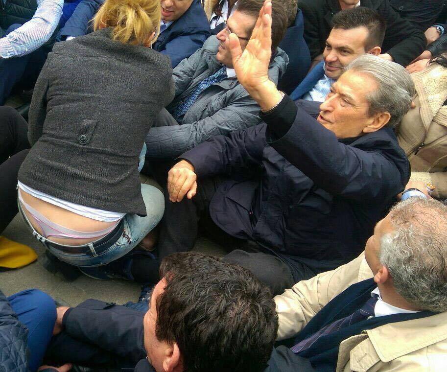 Entuziasmohet Berisha nga protesta e studentëve: U bëj thirrje qytetarëve tu bashkohen! Entuziasmohet Berisha nga protesta e studentëve: U bëj thirrje qytetarëve tu bashkohen!