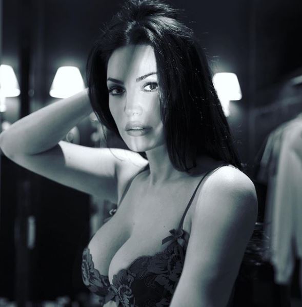 Bleona po përjeton dramën e jetës: Më ka marrë malli të më vardiset dikush Bleona po përjeton dramën e jetës: Më ka marrë malli të më vardiset dikush