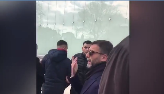 “Do ta bëj tarifën sa mami jot”! Studentët zbardhin “sherrin” me deputetin Braçen, por… videon nuk e kanë “Do ta bëj tarifën sa mami jot”! Studentët zbardhin “sherrin” me deputetin Braçen, por… videon nuk e kanë