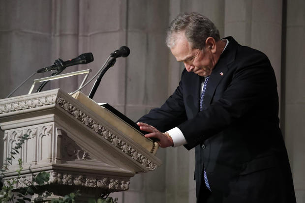 VIDEO/ Fjalia e fundit e Bush në lamtumirën e të atit, para se të shpërthente në lot