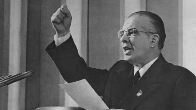 Kur Enveri kërcënonte Greqinë (Video) Kur Enveri kërcënonte Greqinë (Video)