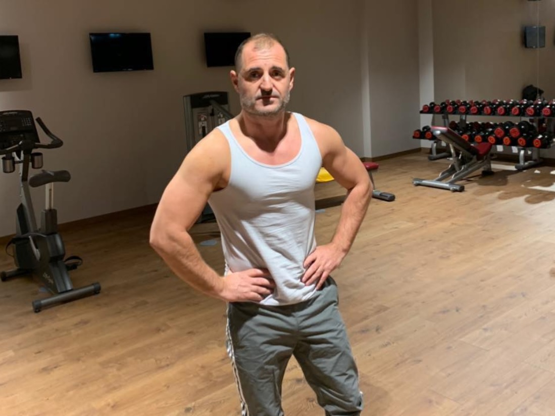 Çim Peku harron prejardhjen e tij si Sali ballkoni, sulmon Ramën me mashtrime: O mbeturina të Enver Hoxhës, Edi Rama është nipi i pastrueses së Zogut dhe do të nxjerrë Lekën nga shtëpia Çim Peku harron prejardhjen e tij si Sali ballkoni, sulmon Ramën me mashtrime: O mbeturina të Enver Hoxhës, Edi Rama është nipi i pastrueses së Zogut dhe do të nxjerrë Lekën nga shtëpia