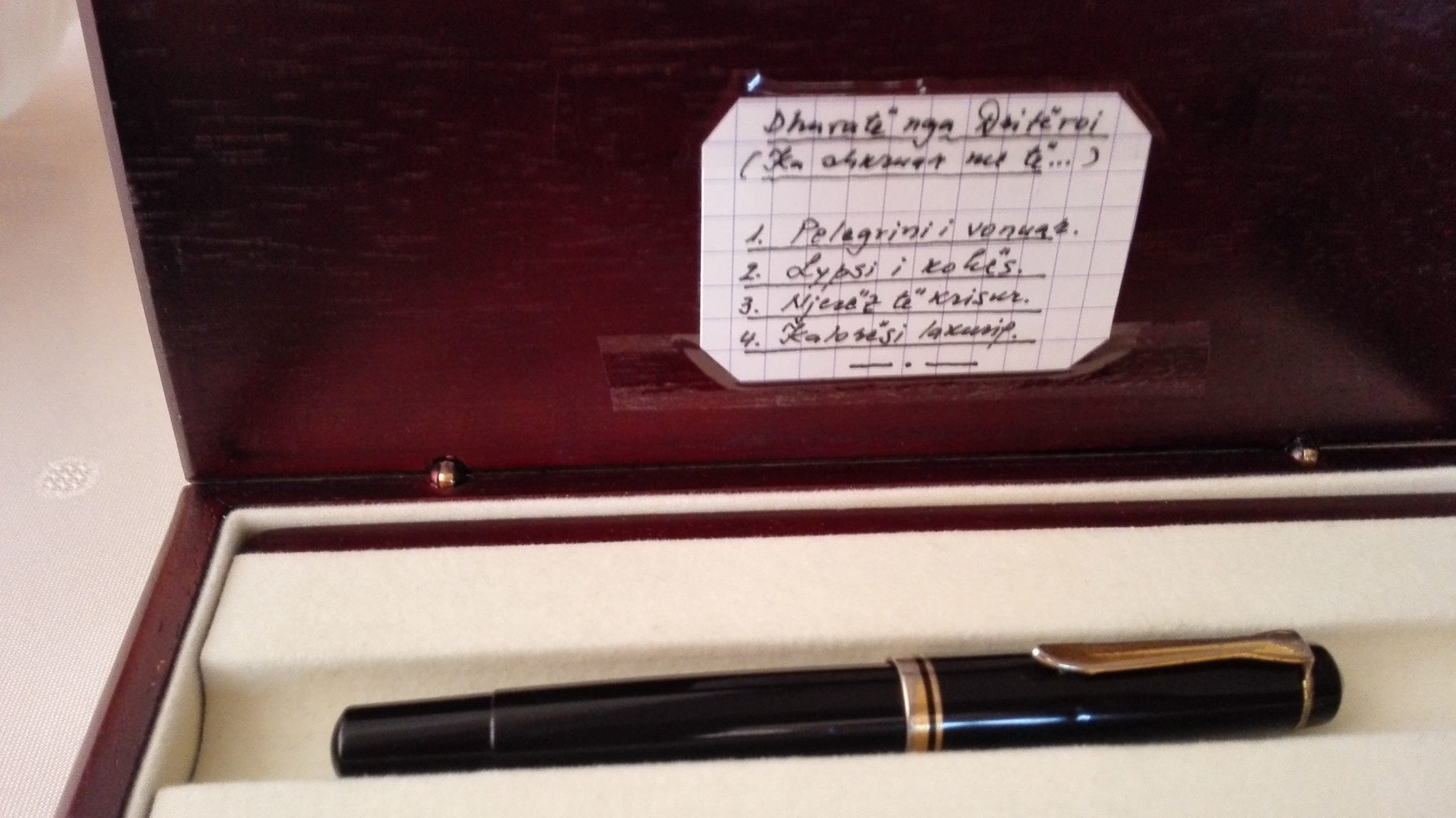 Namik Dokle zbulon dhuratën e veçantë të Dritëro Agollit të dhënë nga karrigia e Kuvendit Namik Dokle zbulon dhuratën e veçantë të Dritëro Agollit të dhënë nga karrigia e Kuvendit