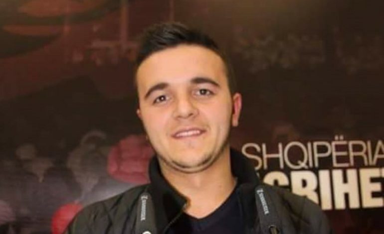 FOTOT/ Tek Fevziu sillet si student i pavarur, babain ish-kryetar komune të PD-së FOTOT/ Tek Fevziu sillet si student i pavarur, babain ish-kryetar komune të PD-së