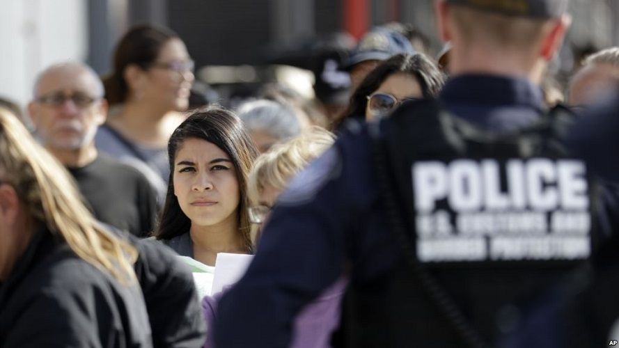 Emigracioni drejt Amerikës dhe vajtimet e fëmijëve që u ndanë nga prindërit Emigracioni drejt Amerikës dhe vajtimet e fëmijëve që u ndanë nga prindërit