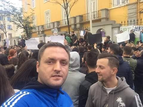 FOTOT/ Në mëngjes tek studentët, në darkë tek “Unaza”: Zbulohet kandidati për deputet i Bashës, i kamufluar herë si student, herë si banor i Astirit FOTOT/ Në mëngjes tek studentët, në darkë tek “Unaza”: Zbulohet kandidati për deputet i Bashës, i kamufluar herë si student, herë si banor i Astirit