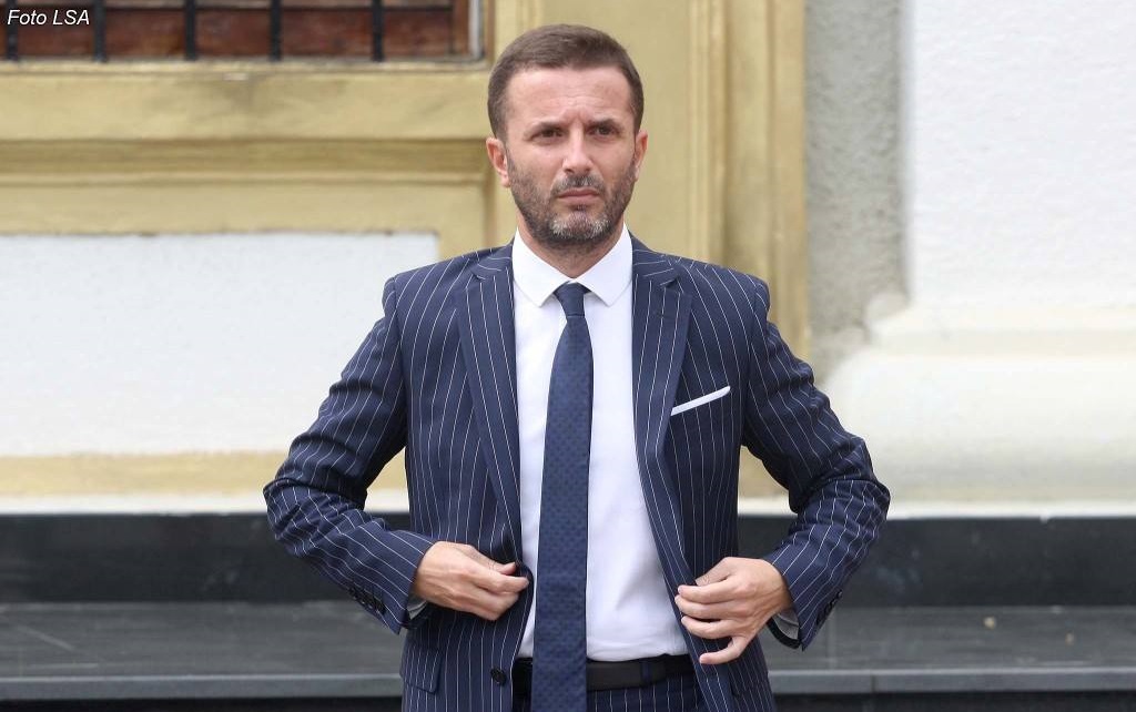 Duhet ta vr.asim Erion Braçen, ai është i shkurtër!