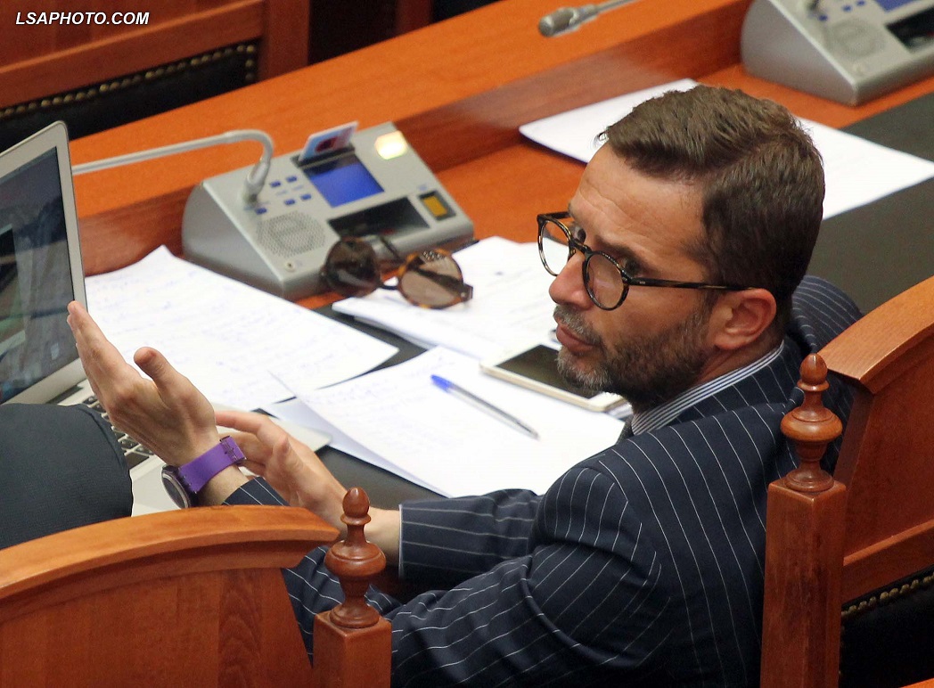 Erion Braçe, zv. Kryeministri që do të luftoj fundërrinat Erion Braçe, zv. Kryeministri që do të luftoj fundërrinat