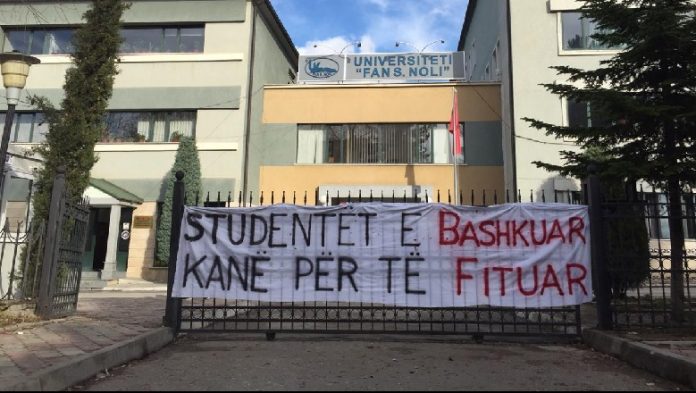Mbyllet protesta në Gjirokastër dhe Korçë, studentët: Greva s’është opsion, nuk po jep zgjidhje! Mbyllet protesta në Gjirokastër dhe Korçë, studentët: Greva s’është opsion, nuk po jep zgjidhje!