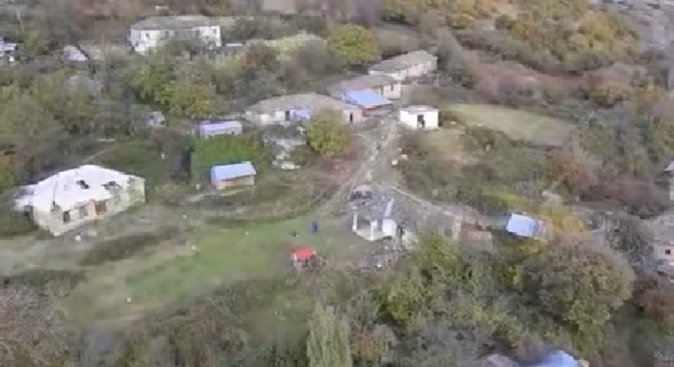 Historia e Fluturës, mësueses nga Gramshi që i jep mësim veç një nxënësi (Video) Historia e Fluturës, mësueses nga Gramshi që i jep mësim veç një nxënësi (Video)