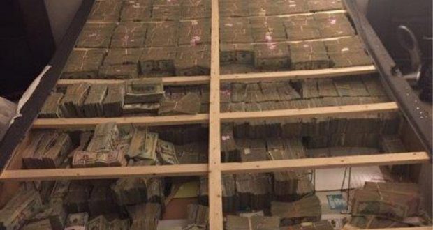 Shkuan për kontroll rutinë në banesën e 28-vjeçarit, gjejnë 20 mln USD poshtë dyshekut (Foto) Shkuan për kontroll rutinë në banesën e 28-vjeçarit, gjejnë 20 mln USD poshtë dyshekut (Foto)