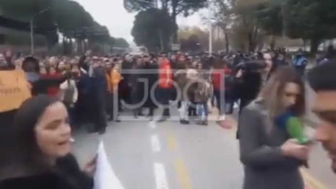 VIDEO/ Militantët e PD-LSI përzënë nga protesta gazetaren e Top Channel VIDEO/ Militantët e PD-LSI përzënë nga protesta gazetaren e Top Channel