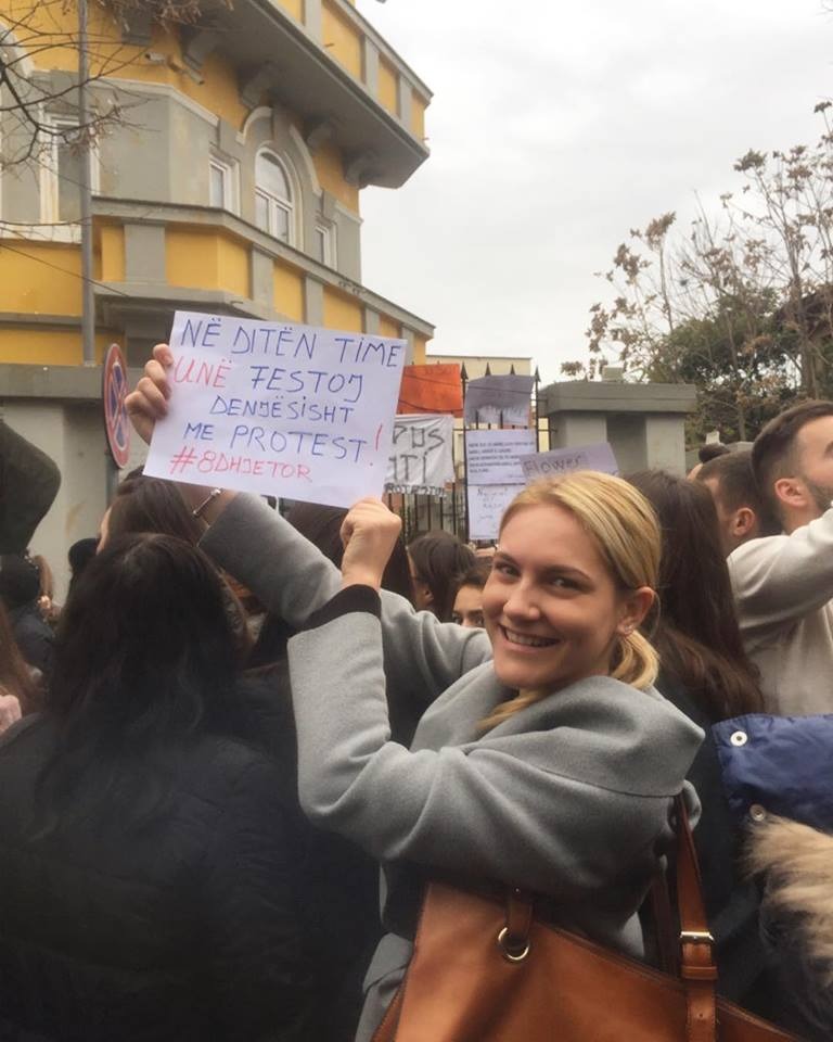 PDIU bashkon forcat me PD dhe LSI për t’ju vjedhur protestën studentëve, infiltron mes tyre kandidaten për deputete (FOTO) PDIU bashkon forcat me PD dhe LSI për t’ju vjedhur protestën studentëve, infiltron mes tyre kandidaten për deputete (FOTO)