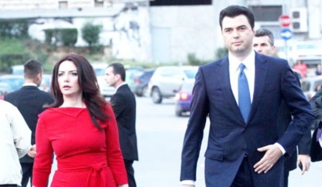 Me pellush dhe këpucë “ballosh” Grida i’u qan hallin protestuesve, por i ngel taka në baltë! (Foto) Me pellush dhe këpucë “ballosh” Grida i’u qan hallin protestuesve, por i ngel taka në baltë! (Foto)