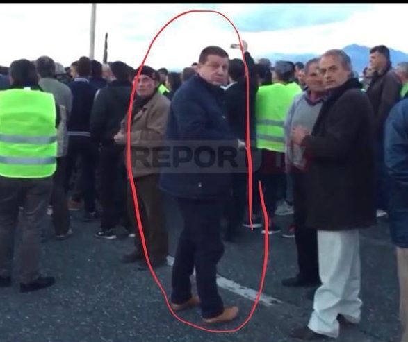EMRAT+FOTOT/ Dekonspirohet protesta PD në Vaun e Dejës, të pranishëm vëllai i kryebashkiakut dhe punonjësit e bashkisë EMRAT+FOTOT/ Dekonspirohet protesta PD në Vaun e Dejës, të pranishëm vëllai i kryebashkiakut dhe punonjësit e bashkisë
