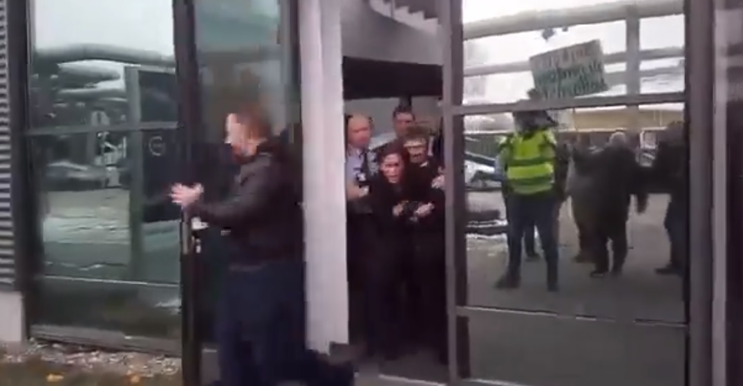 VIDEO/ Deputetët hungarezë tërhiqen zvarrë nga ndërtesa e televizionit publik VIDEO/ Deputetët hungarezë tërhiqen zvarrë nga ndërtesa e televizionit publik