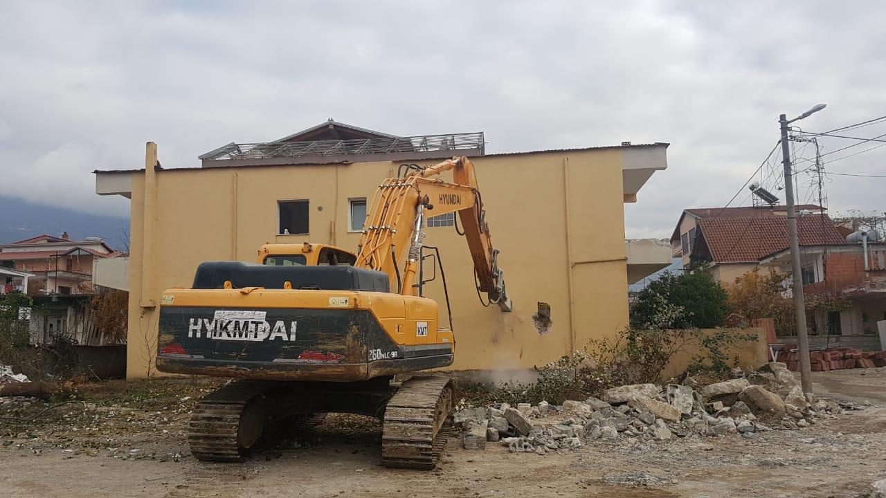 FOTOT/ Unaza e Tiranës, IKMT vazhdon normalisht prishjen e objekteve pa leje në Shkozë