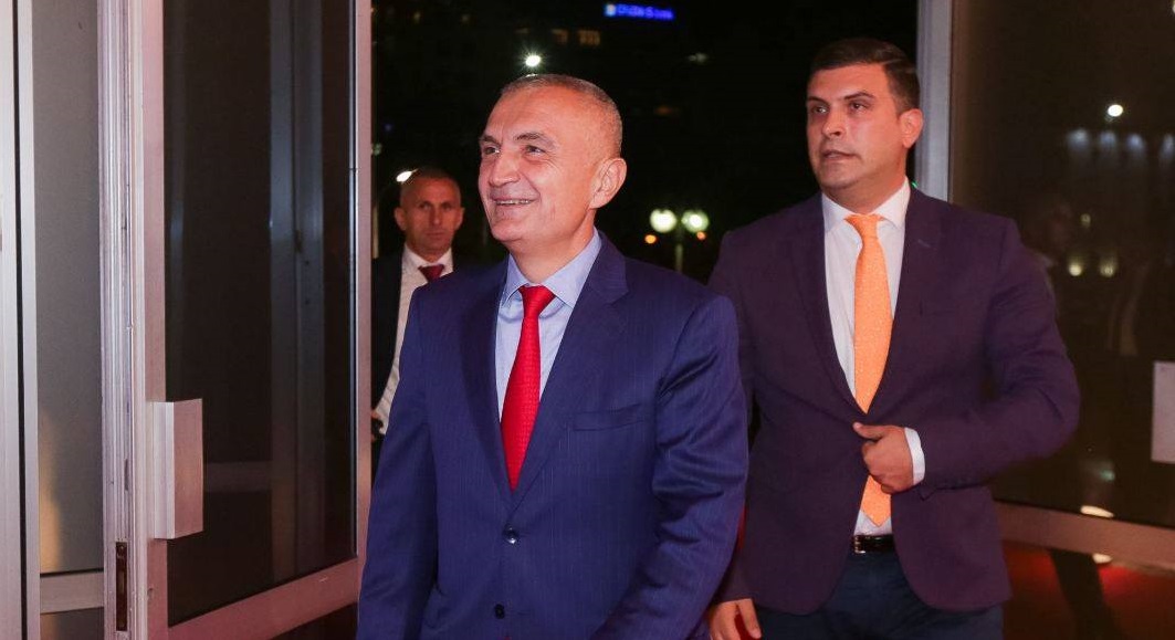 Skandaloze/ Zëdhënësi i Presdientit Ilir Meta, student ngelës në Gjuhën Shqipe Skandaloze/ Zëdhënësi i Presdientit Ilir Meta, student ngelës në Gjuhën Shqipe