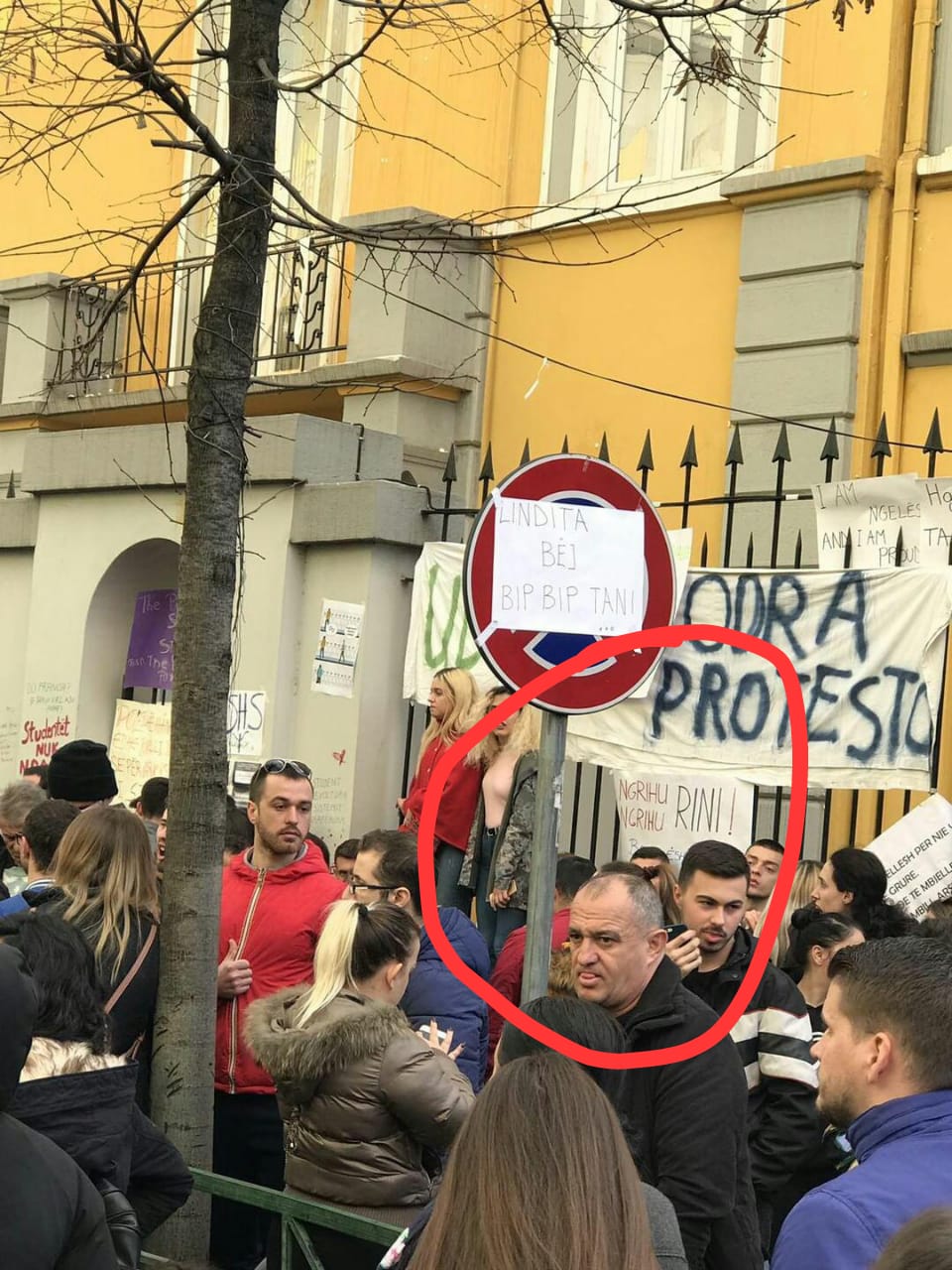 Protesta studentore ‘ngjyroset blu’, kryetari i PD në Paskuqan i bashkohet studentëve (fotot)