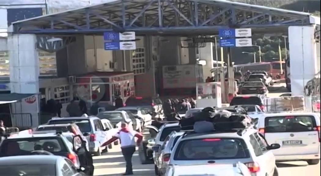 Pasi festuan Vitin e Ri, fluks në Kapshticë dhe Qafë-Thanë! Sa shqiptarë hynë e dolën në 24 orët e fundit Pasi festuan Vitin e Ri, fluks në Kapshticë dhe Qafë-Thanë! Sa shqiptarë hynë e dolën në 24 orët e fundit