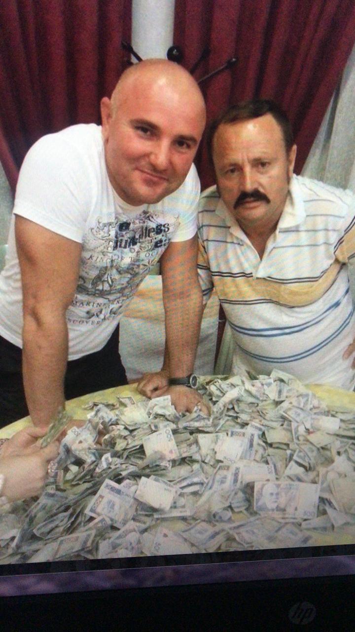 FOTO/ Pas Vaut të Dejës, zbërthehet protesta e Kavajës: Sakja i Bashës nxjerr faturistët e punonjësit e stadiumit në rrugë FOTO/ Pas Vaut të Dejës, zbërthehet protesta e Kavajës: Sakja i Bashës nxjerr faturistët e punonjësit e stadiumit në rrugë