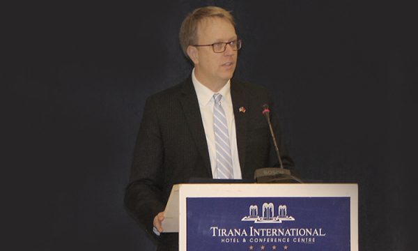 Sundimi i ligjit po merr formë në Shqipëri, diplomati amerikan: Dënimi i Shullazit na gëzoi, por ne duhet të festojmë edhe vetë procesin Sundimi i ligjit po merr formë në Shqipëri, diplomati amerikan: Dënimi i Shullazit na gëzoi, por ne duhet të festojmë edhe vetë procesin