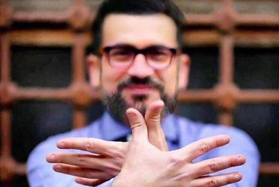 Protesta dhe festa, Kreshnik Spahiu nxjerr foton dhe tallet me Bashën (Foto) Protesta dhe festa, Kreshnik Spahiu nxjerr foton dhe tallet me Bashën (Foto)