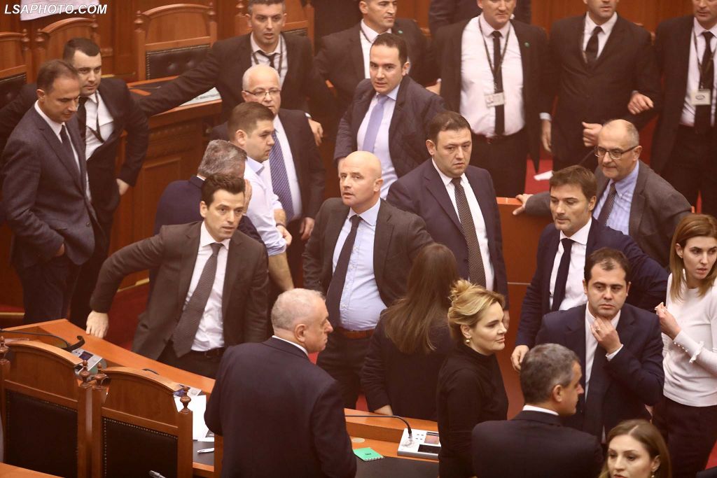 “Piktori” i rifuti përsëri të gjithë “djajtë në shishe”! “Piktori” i rifuti përsëri të gjithë “djajtë në shishe”!