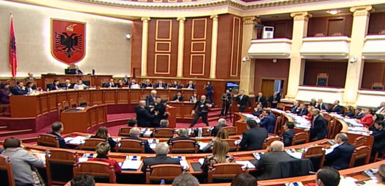 Përplasje në Kuvend/ Deputeti “trim” i PD sulmon me topa boje Ramën, “kaubojsi” i del për zot gardës që e ndalon Përplasje në Kuvend/ Deputeti “trim” i PD sulmon me topa boje Ramën, “kaubojsi” i del për zot gardës që e ndalon