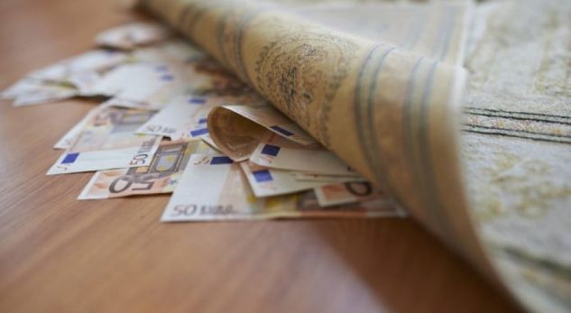 Pse duhet të vendosni paratë poshtë tapetit natën e Vitit të Ri Pse duhet të vendosni paratë poshtë tapetit natën e Vitit të Ri