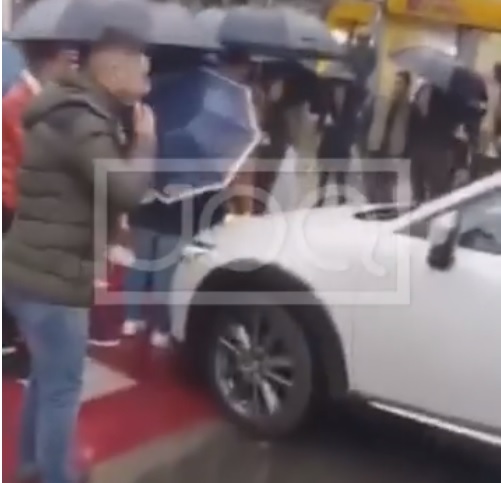 VIDEO/ “Çmendet” gazetarja Mira Kazhani, studentët i bllokojnë rrugën, ajo i jep gaz makinës! VIDEO/ “Çmendet” gazetarja Mira Kazhani, studentët i bllokojnë rrugën, ajo i jep gaz makinës!