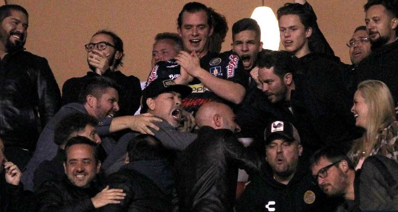 “Çmendet” totalisht Maradona, kap në grushte gazetarin, shikonin momentin që po bën bujë të madhe (Video) “Çmendet” totalisht Maradona, kap në grushte gazetarin, shikonin momentin që po bën bujë të madhe (Video)