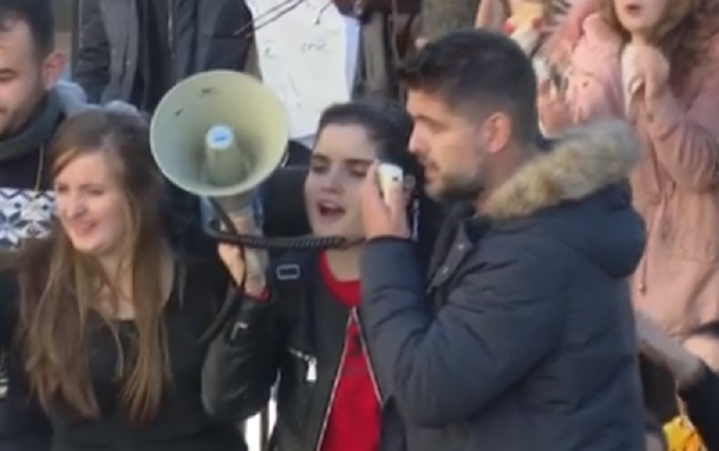 Marin Mema krah studentëve: Largoni të gjithë ata që mund të kërkojnë politizimin e protestës, sepse forca juaj është e pandalshme Marin Mema krah studentëve: Largoni të gjithë ata që mund të kërkojnë politizimin e protestës, sepse forca juaj është e pandalshme