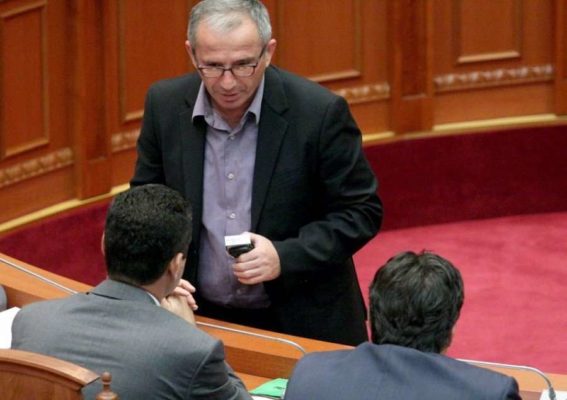 Basha dërgon dy “veglat” e tij për të negociuar me studentët, që PD të marrë pjesë për interesa politike duke zbehur kauzën e tyre Basha dërgon dy “veglat” e tij për të negociuar me studentët, që PD të marrë pjesë për interesa politike duke zbehur kauzën e tyre