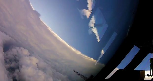 Do mbeteni “pa frymë” nga çmenduria: Piloti fluturon mbi “syrin” e uraganit (Video) Do mbeteni “pa frymë” nga çmenduria: Piloti fluturon mbi “syrin” e uraganit (Video)