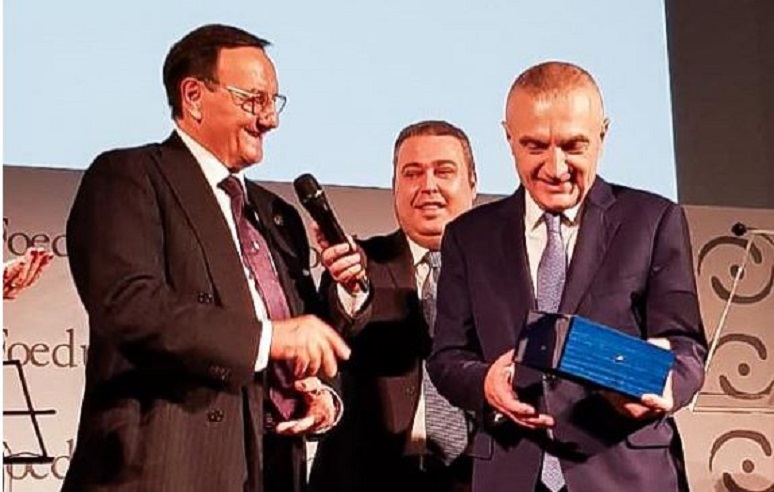 U lodh duke dhënë dekorata, fondacioni “dekoron” Presidentin Meta: Politikani i vitit 2018