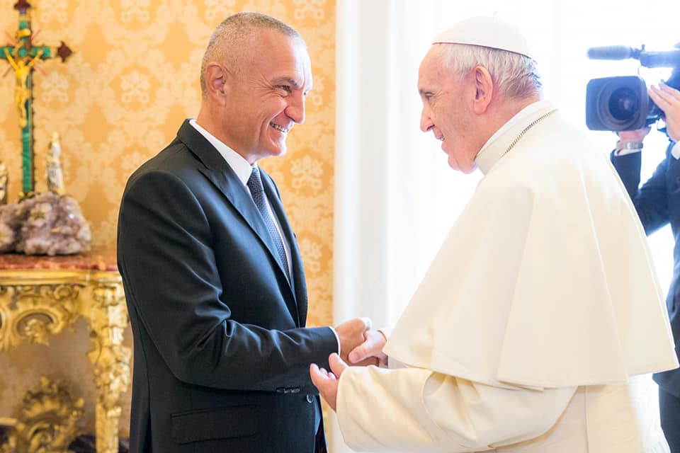 Atit të Shenjtë i vjen letër nga posta e “djallit”: Edhe 100, paç jetë të gjatë dhe të shëndetshme!