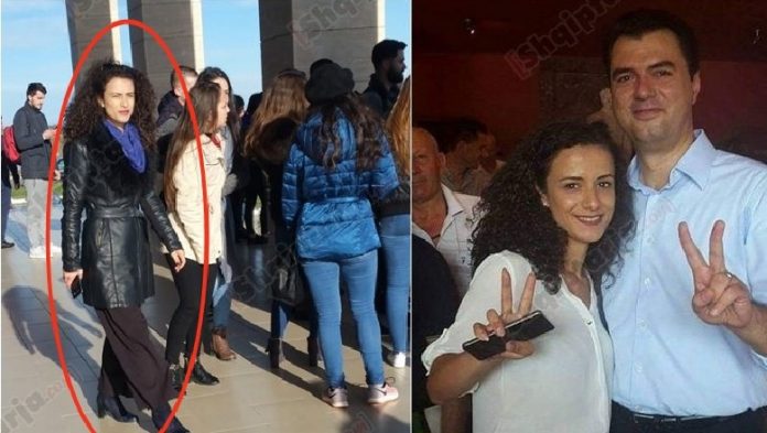 FOTO/ Protesta e studentëve të Durrësit në duart e PD, në krye aktivistja demokrate Jola Hysaj FOTO/ Protesta e studentëve të Durrësit në duart e PD, në krye aktivistja demokrate Jola Hysaj