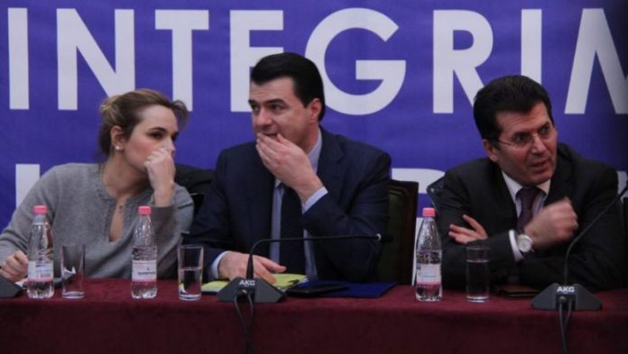 Berisha mesazh të fortë Bashës dhe opozitës së bashkuar: Mos u vidhni studentëve protestën, se do dështoni keq Berisha mesazh të fortë Bashës dhe opozitës së bashkuar: Mos u vidhni studentëve protestën, se do dështoni keq