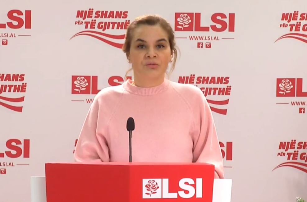 “Çizmja” del hapur/ Tentativa e rrëmbimit të protestës së studentëve nga militantët e LSI: Të shpëtohet mandati i Monika Kryemadhit! “Çizmja” del hapur/ Tentativa e rrëmbimit të protestës së studentëve nga militantët e LSI: Të shpëtohet mandati i Monika Kryemadhit!