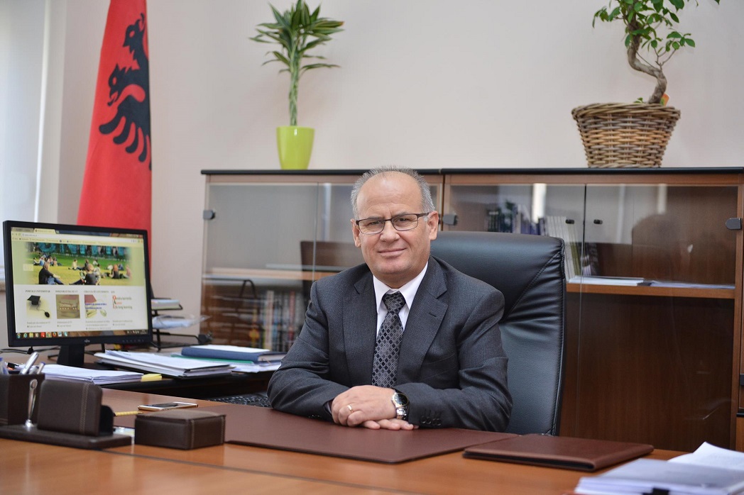 Qani nëse nuk qeshni dot: Rektori i Universitetit të Tiranës, Mynyr Koni merr 11 rroga në muaj Qani nëse nuk qeshni dot: Rektori i Universitetit të Tiranës, Mynyr Koni merr 11 rroga në muaj